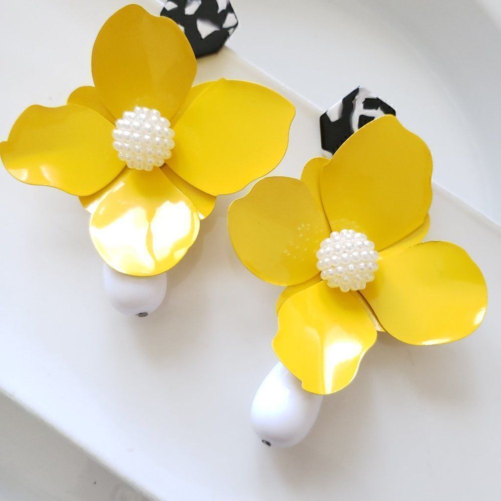 New! Zara Big Floral Earrings - Picture 3 of 16